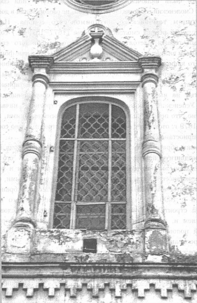 Спасо-Преображенский собор в Тамбове. Наличник окна второго яруса. Фото 2000 г.